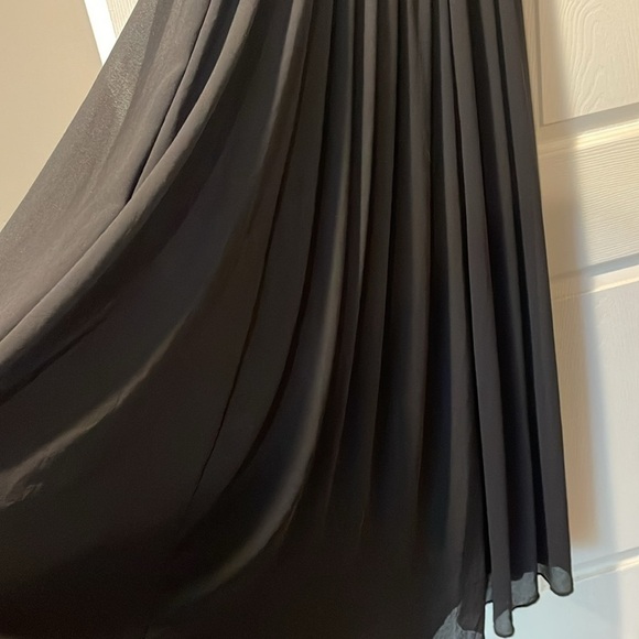 Vixen Deep V-Dress - Picture 3 of 9